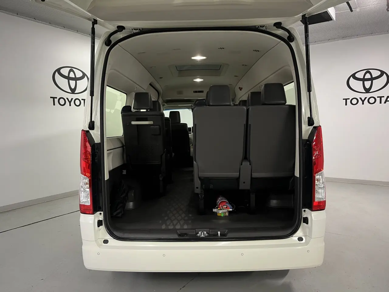 2022 TOYOTA HIACE Image 20