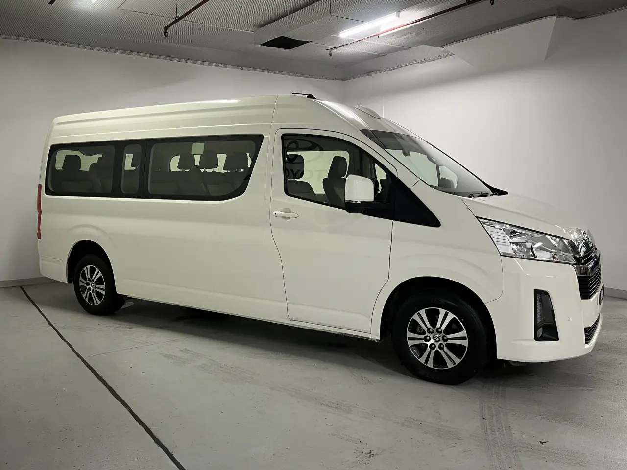 2022 TOYOTA HIACE Image 4