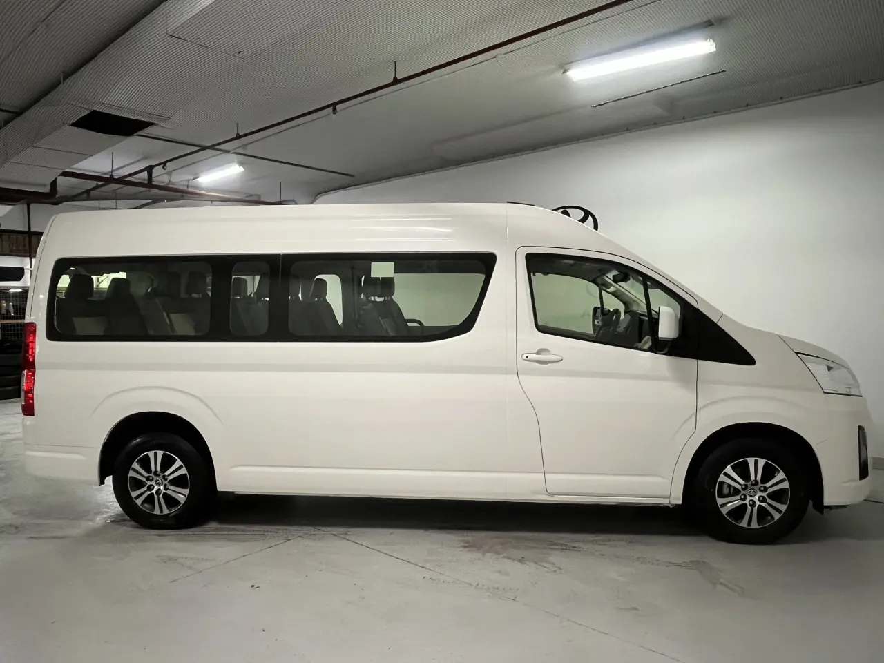 2022 TOYOTA HIACE Image 5