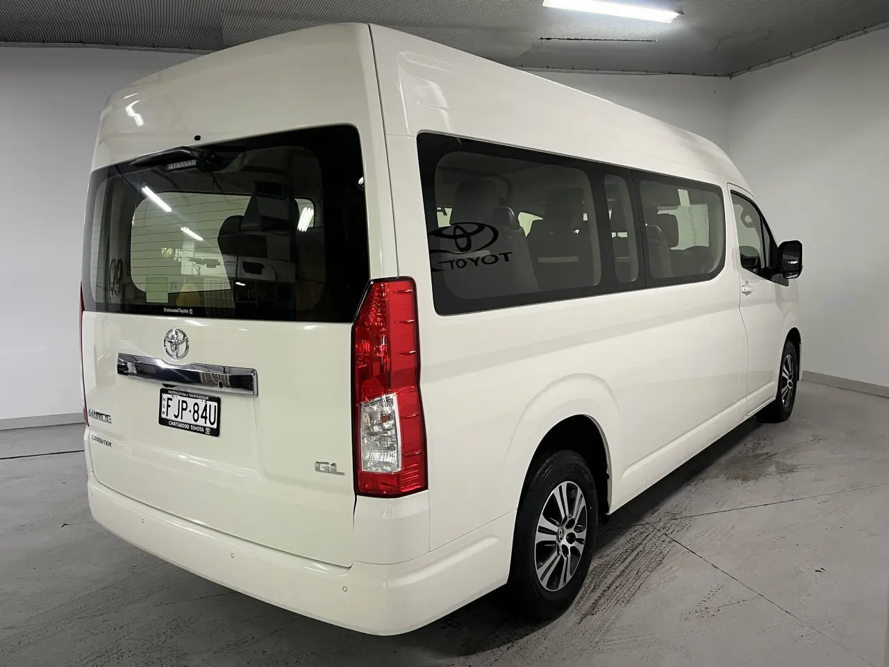 2022 TOYOTA HIACE Image 6