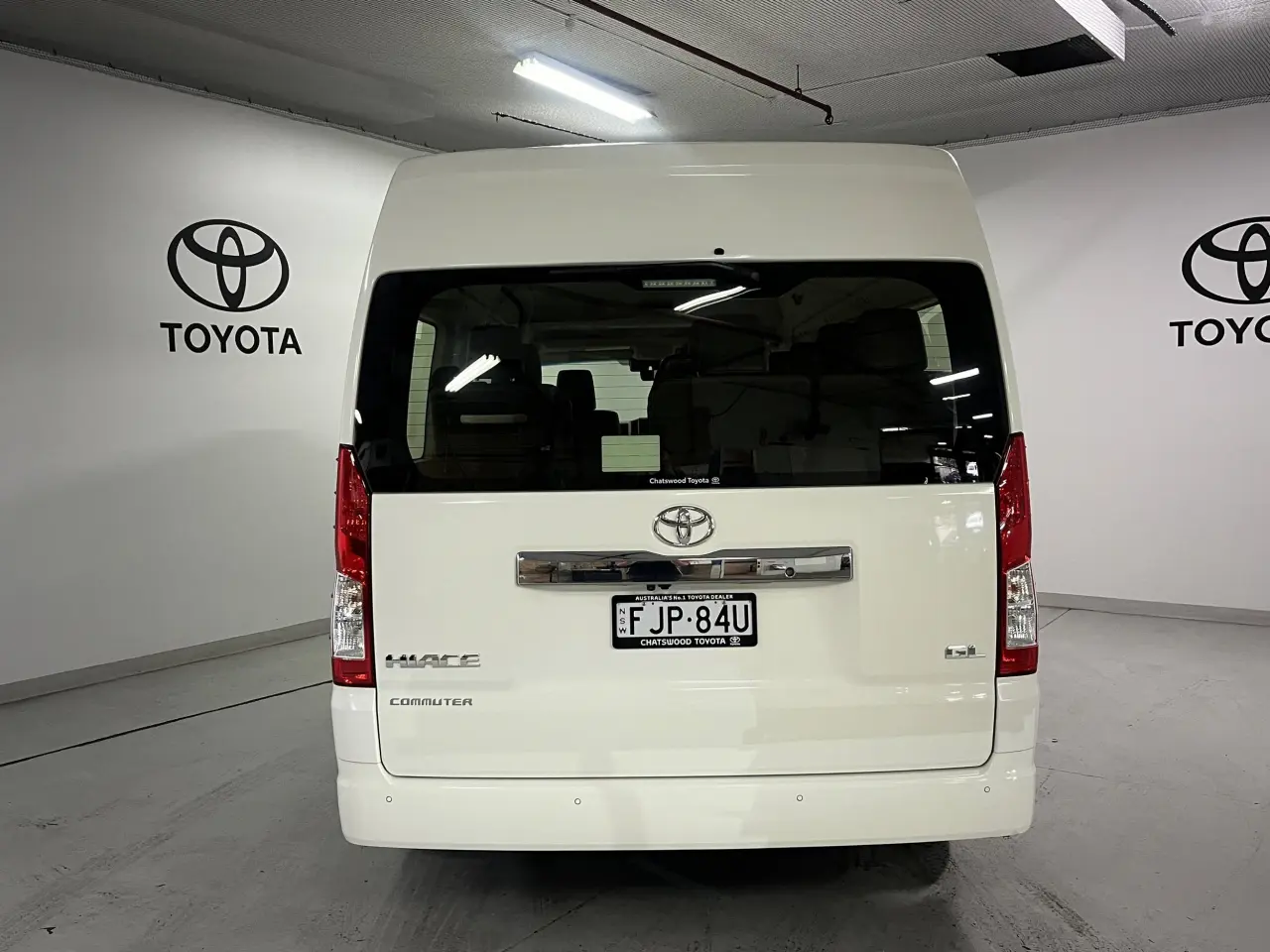 2022 TOYOTA HIACE Image 7