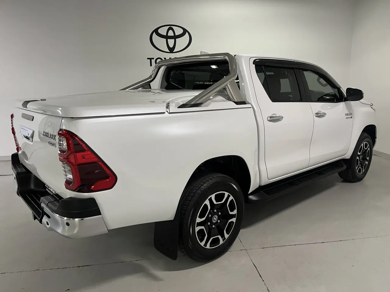 2023 TOYOTA HILUX Image 5