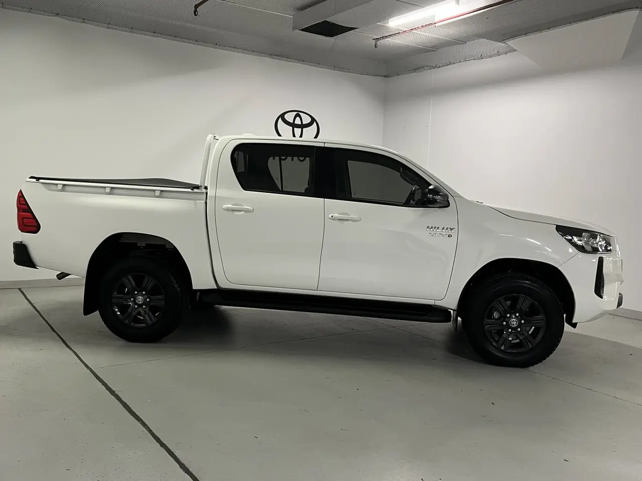 2024 TOYOTA HILUX Gallery Image 4