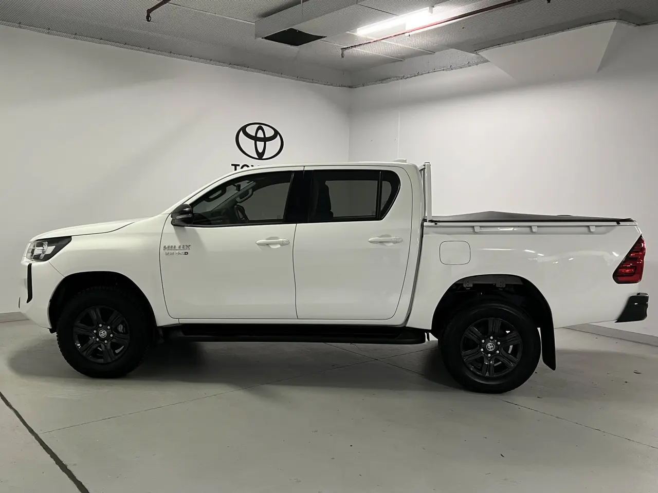 2024 TOYOTA HILUX Gallery Image 9