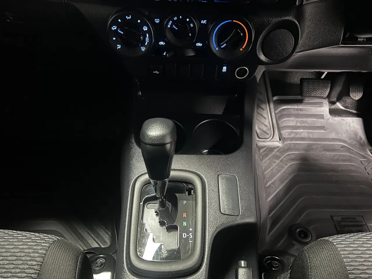 2023 TOYOTA HILUX Gallery Image 19