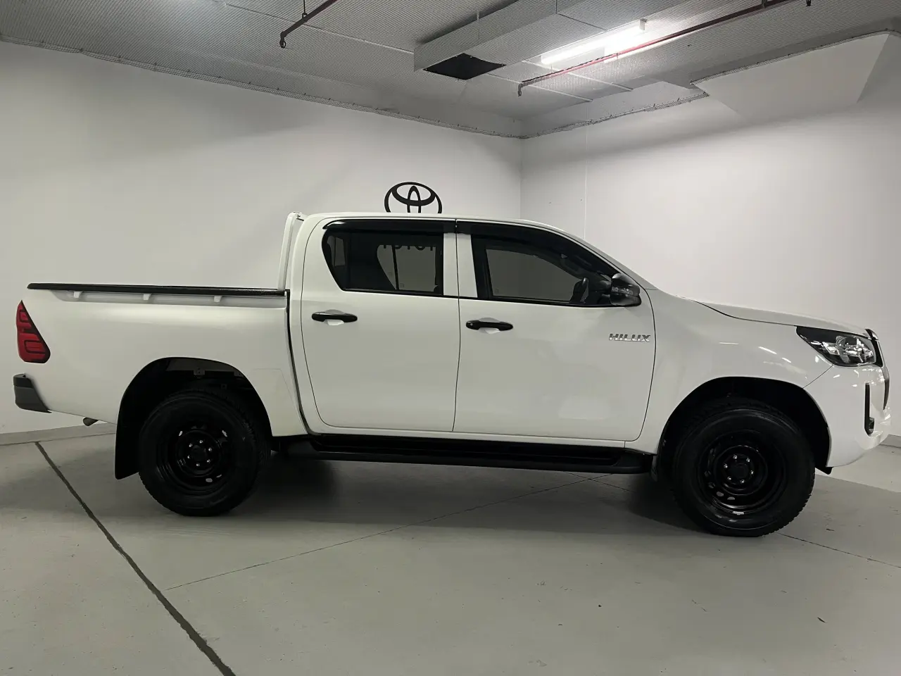 2023 TOYOTA HILUX Gallery Image 4