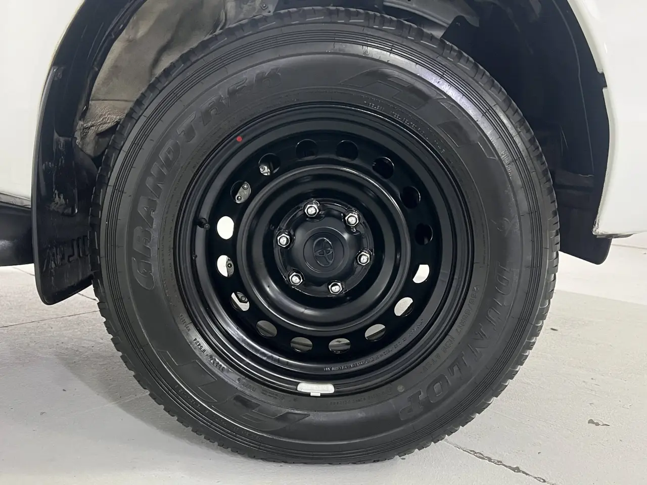 2023 TOYOTA HILUX Gallery Image 5