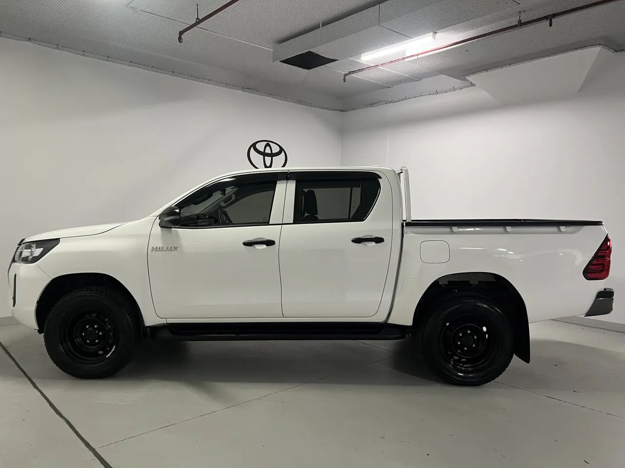 2023 TOYOTA HILUX Gallery Image 9
