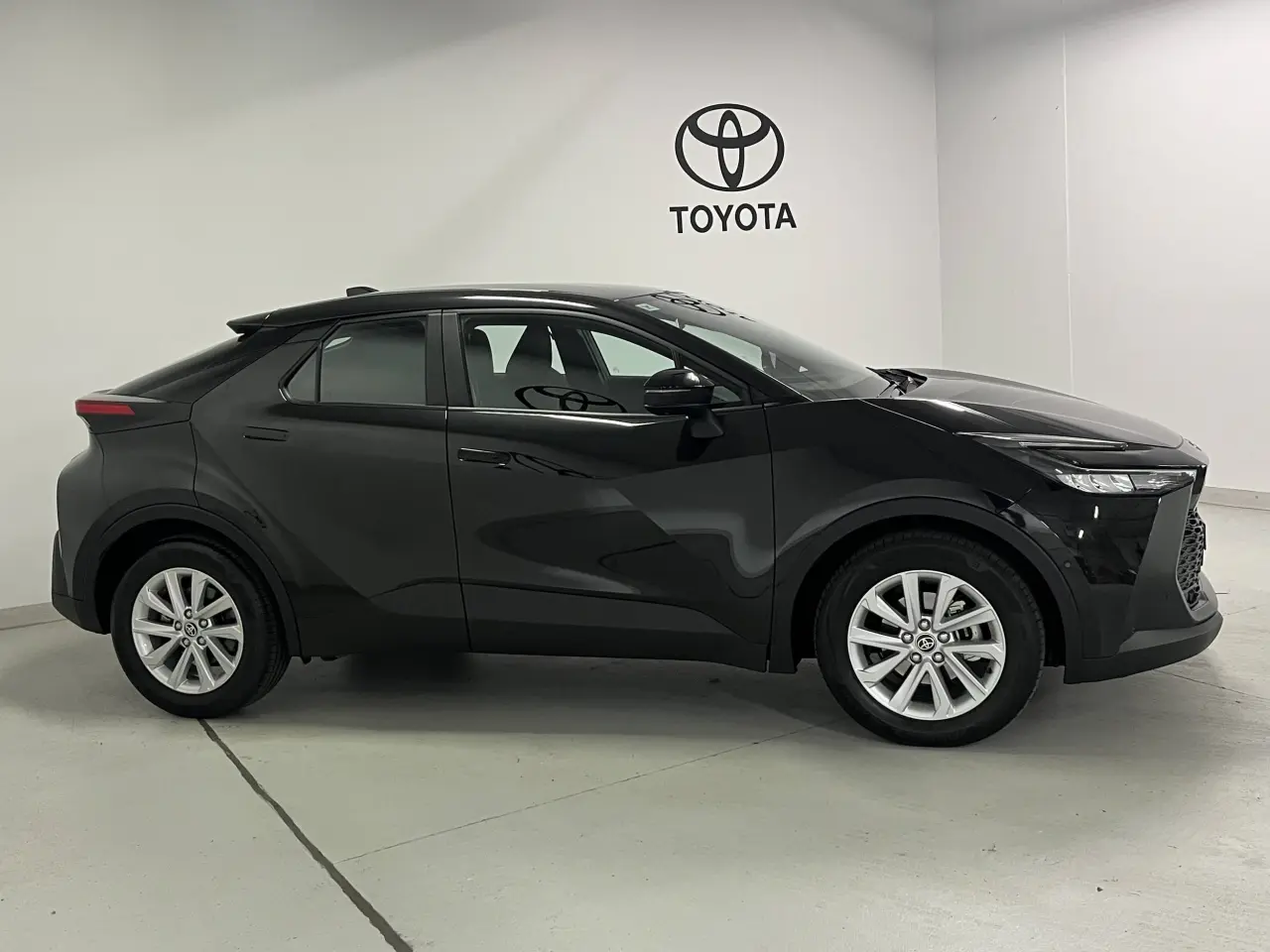 2023 TOYOTA C-HR HYBRID Image 4