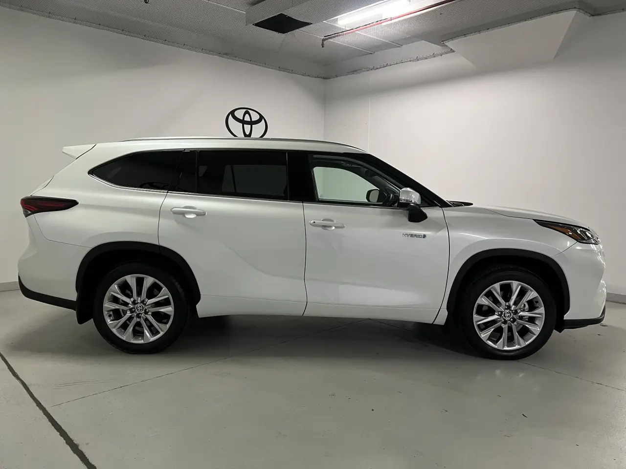 2024 TOYOTA KLUGER HYBRID Gallery Image 4