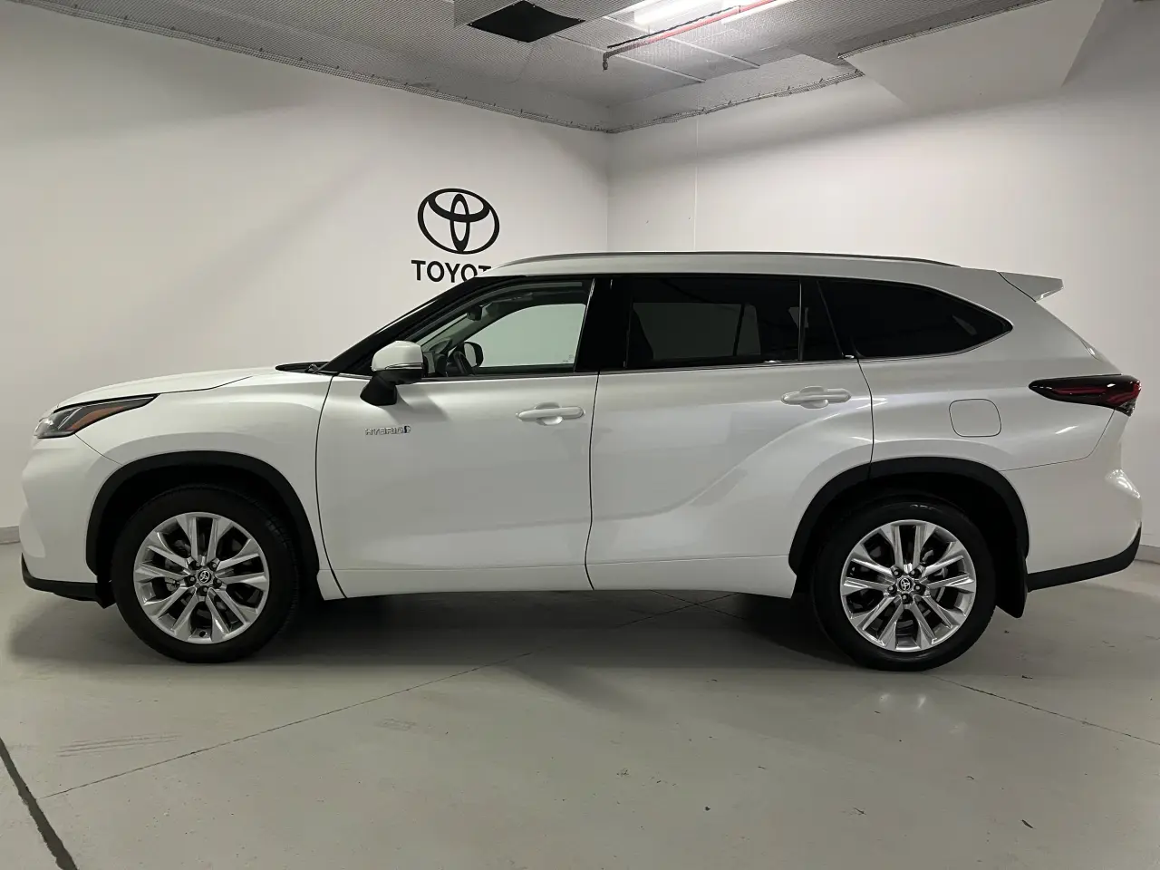 2024 TOYOTA KLUGER HYBRID Gallery Image 9