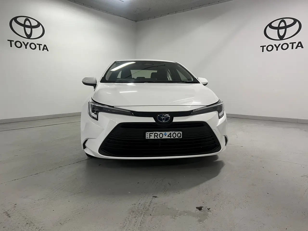 2024 TOYOTA COROLLA SEDAN HYBRID Gallery Image 2