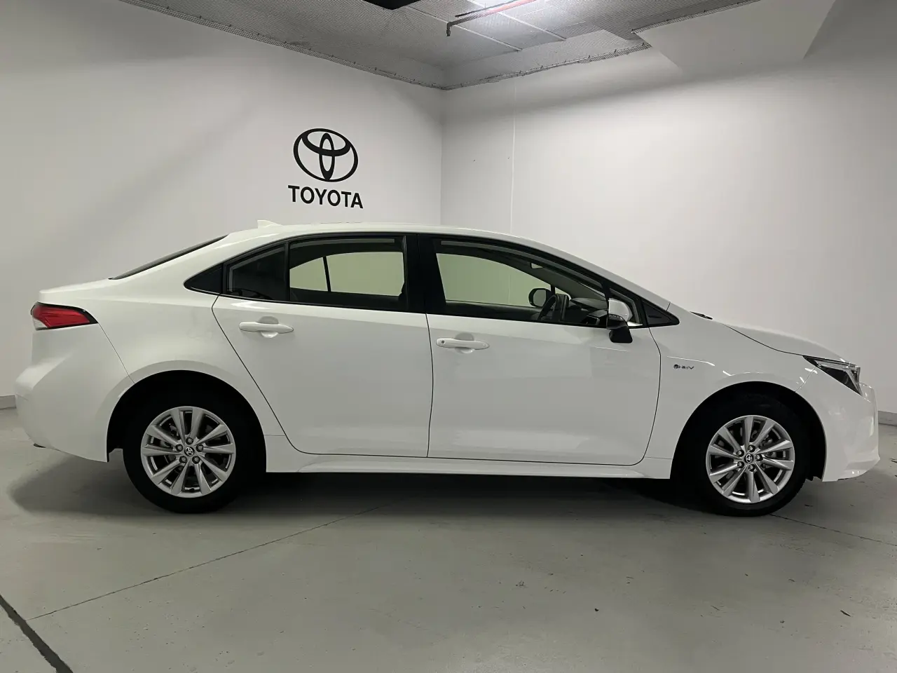 2024 TOYOTA COROLLA SEDAN HYBRID Gallery Image 4