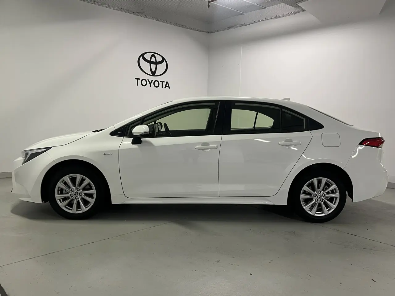 2024 TOYOTA COROLLA SEDAN HYBRID Gallery Image 9