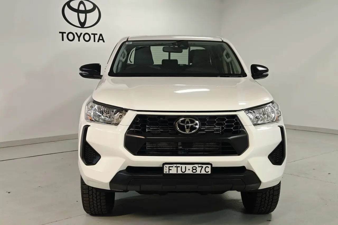 2024 Toyota Hilux Gallery Image 2