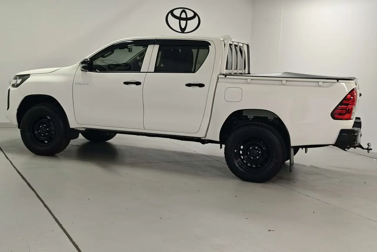 2024 Toyota Hilux Gallery Image 9