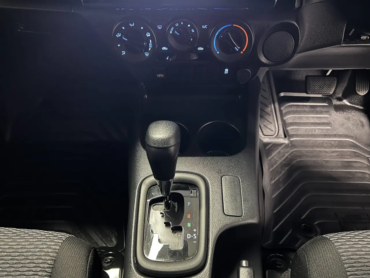 2024 TOYOTA HILUX Gallery Image 19