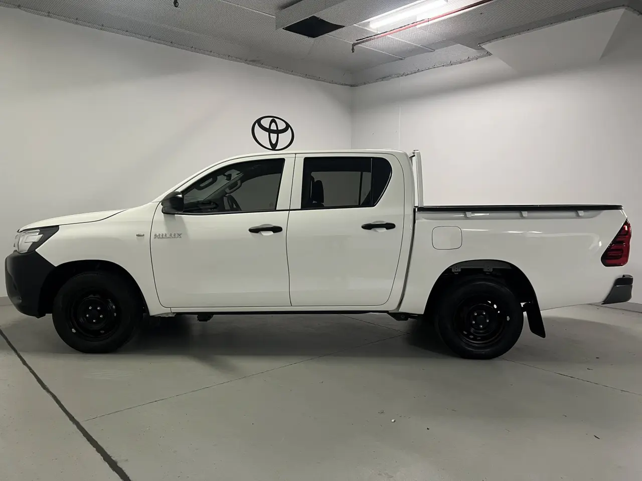 2024 TOYOTA HILUX Gallery Image 9