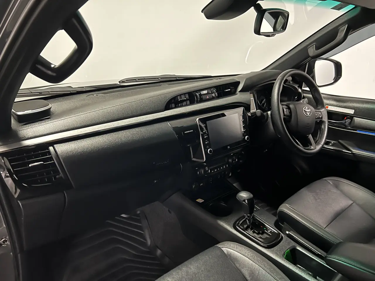 2024 TOYOTA HILUX Gallery Image 15