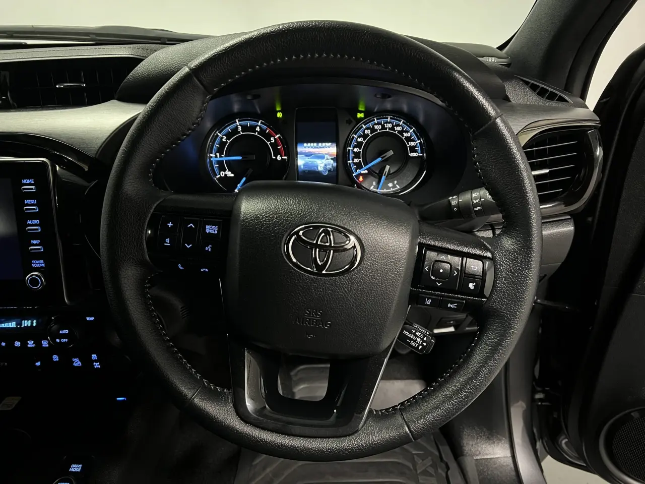 2024 TOYOTA HILUX Gallery Image 17