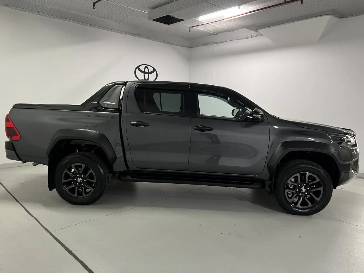 2024 TOYOTA HILUX Gallery Image 4