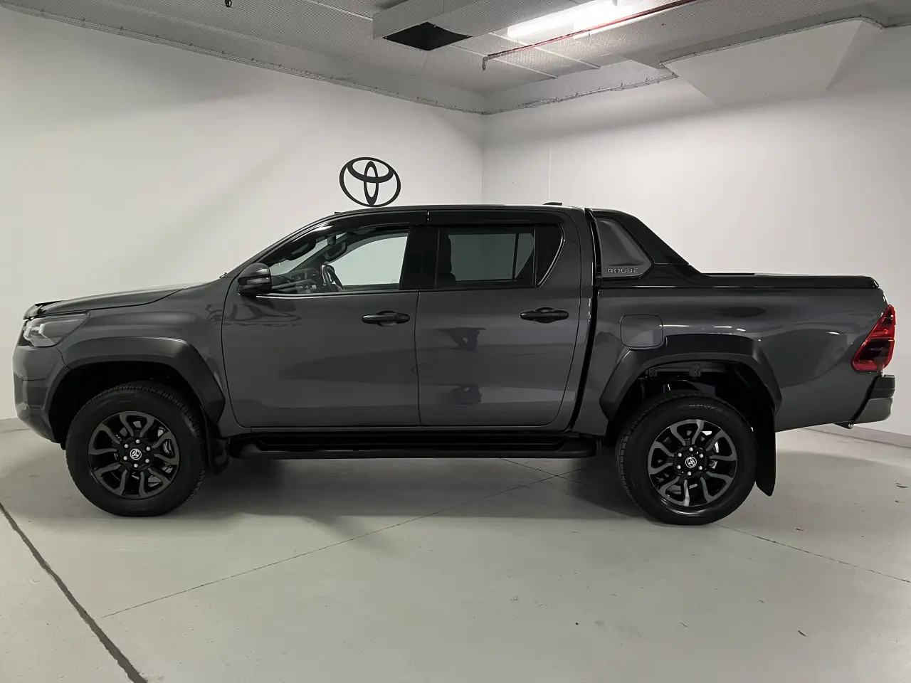 2024 TOYOTA HILUX Gallery Image 9