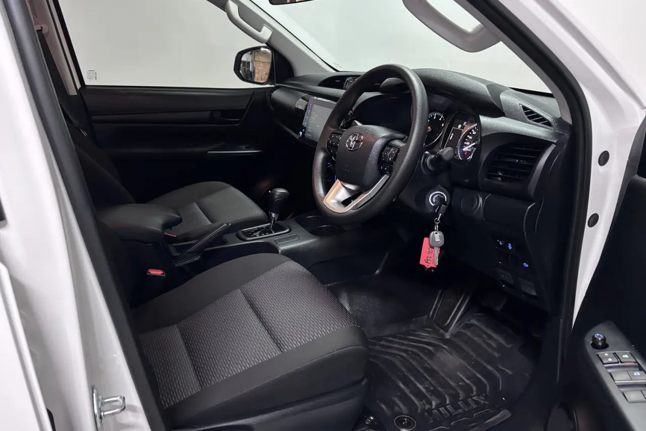 2025 Toyota Hilux Gallery Image 11