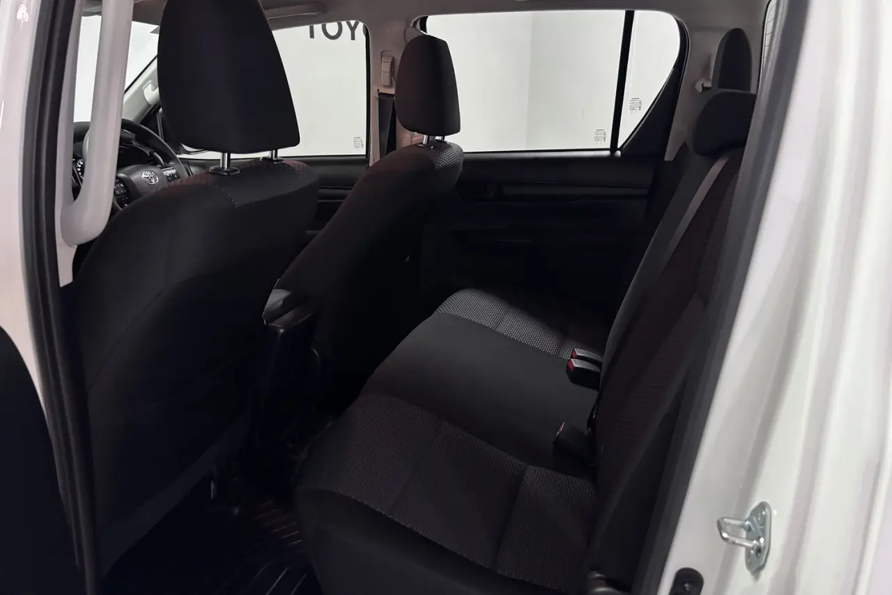 2025 Toyota Hilux Gallery Image 13