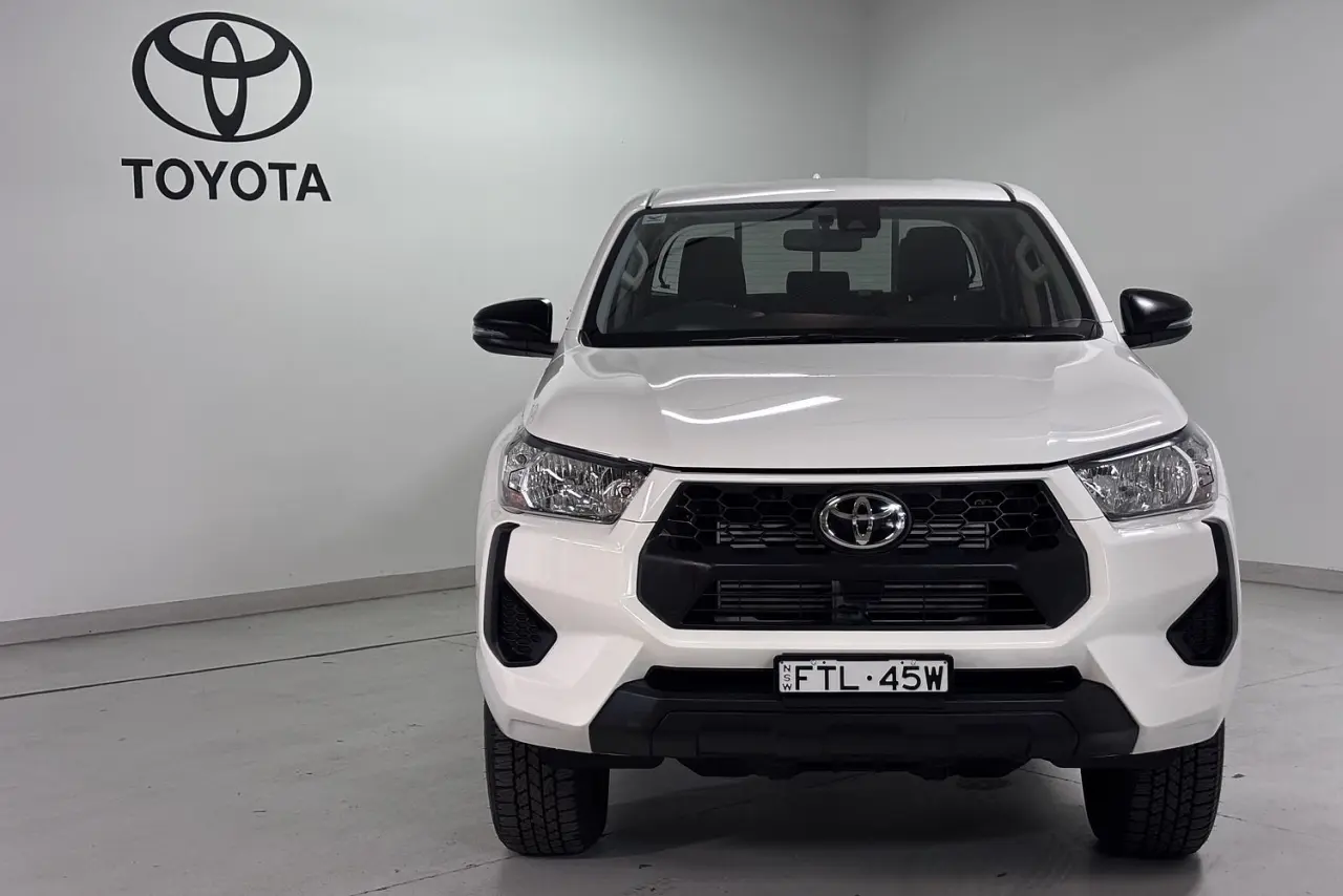2025 Toyota Hilux Gallery Image 2