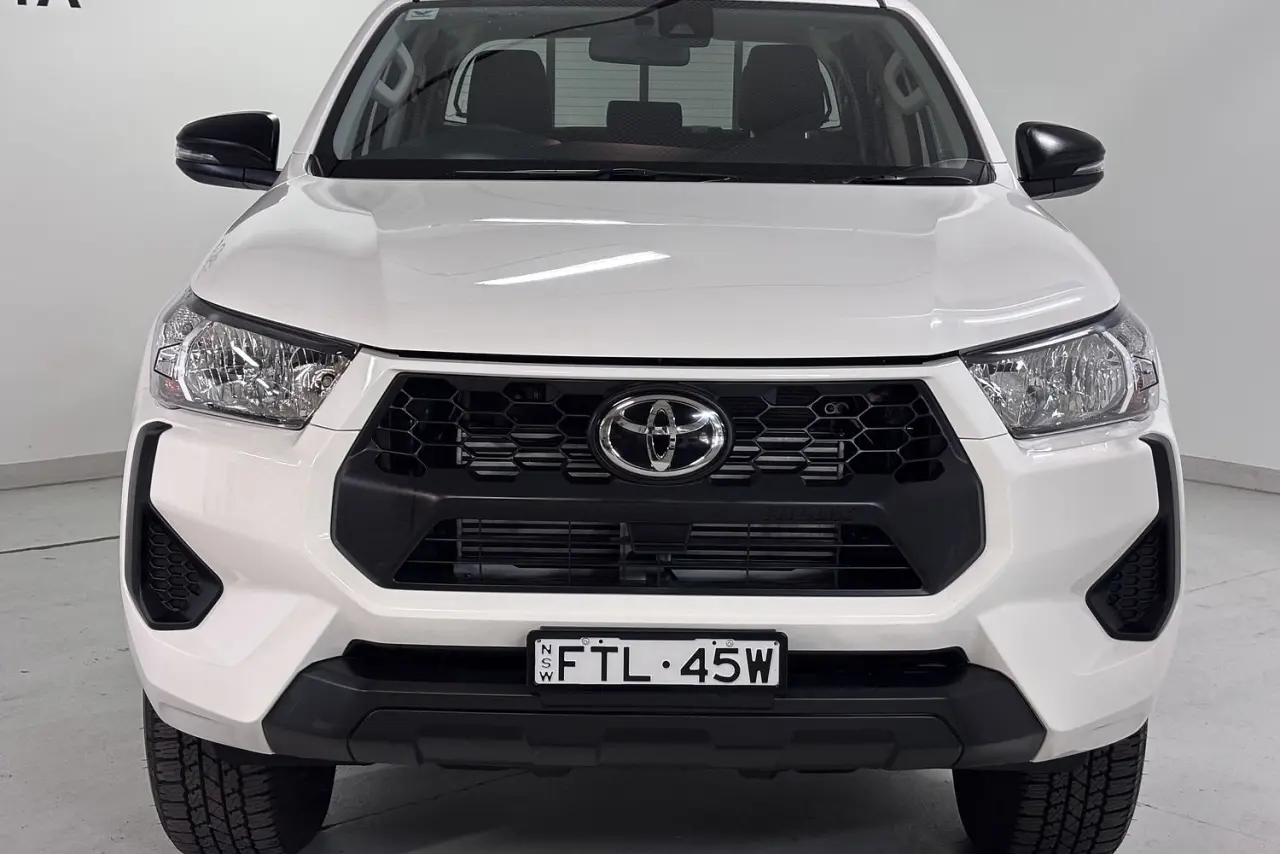 2025 Toyota Hilux Gallery Image 3
