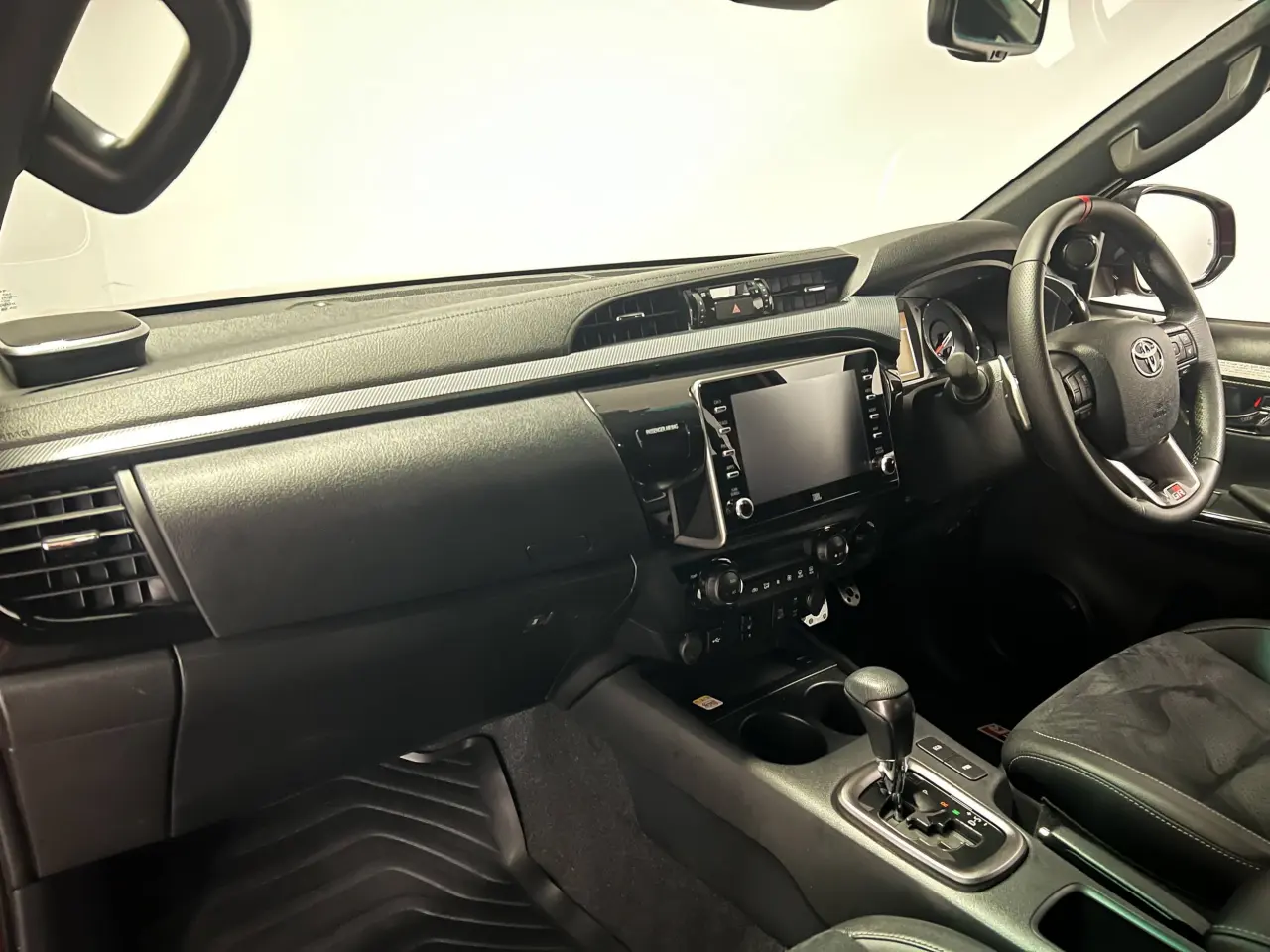 2024 TOYOTA HILUX Gallery Image 15