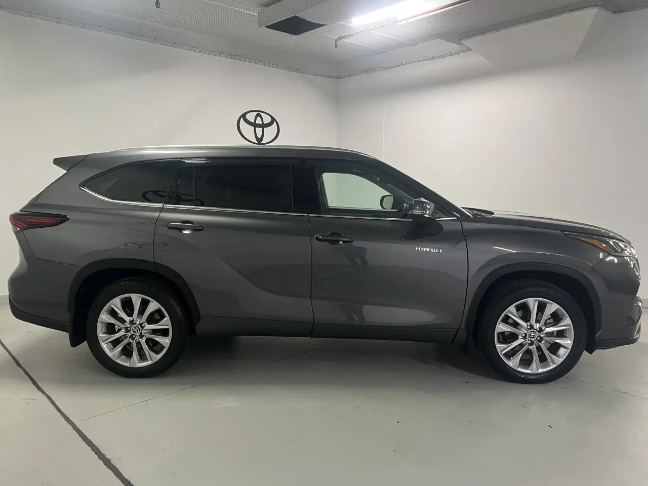2024 TOYOTA KLUGER HYBRID Gallery Image 4