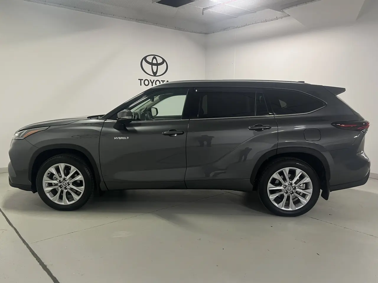 2024 TOYOTA KLUGER HYBRID Gallery Image 9