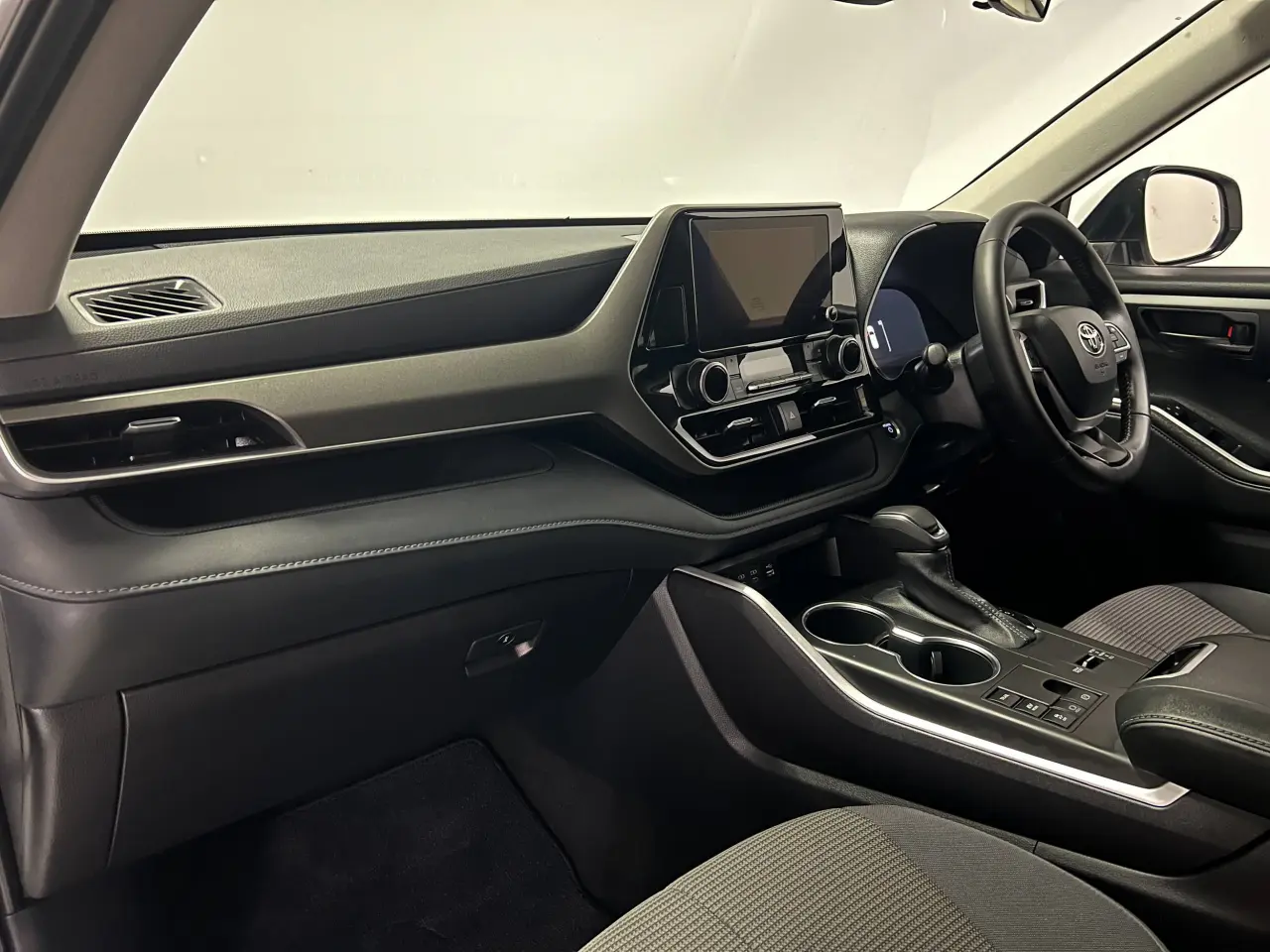 2024 TOYOTA KLUGER HYBRID Gallery Image 15
