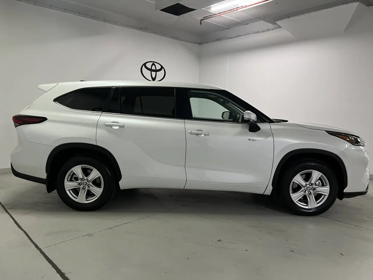 2024 TOYOTA KLUGER HYBRID Gallery Image 4