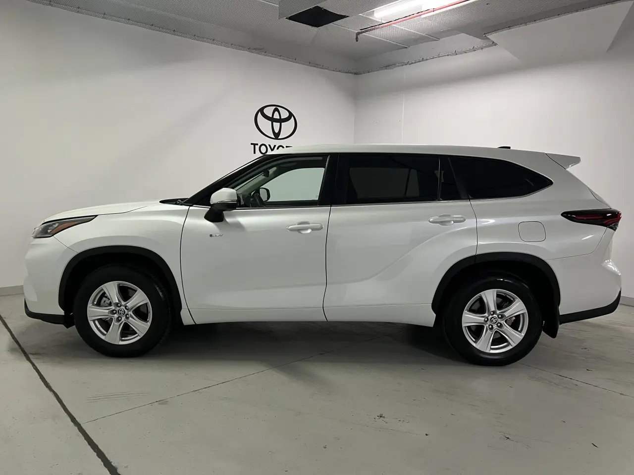 2024 TOYOTA KLUGER HYBRID Gallery Image 9