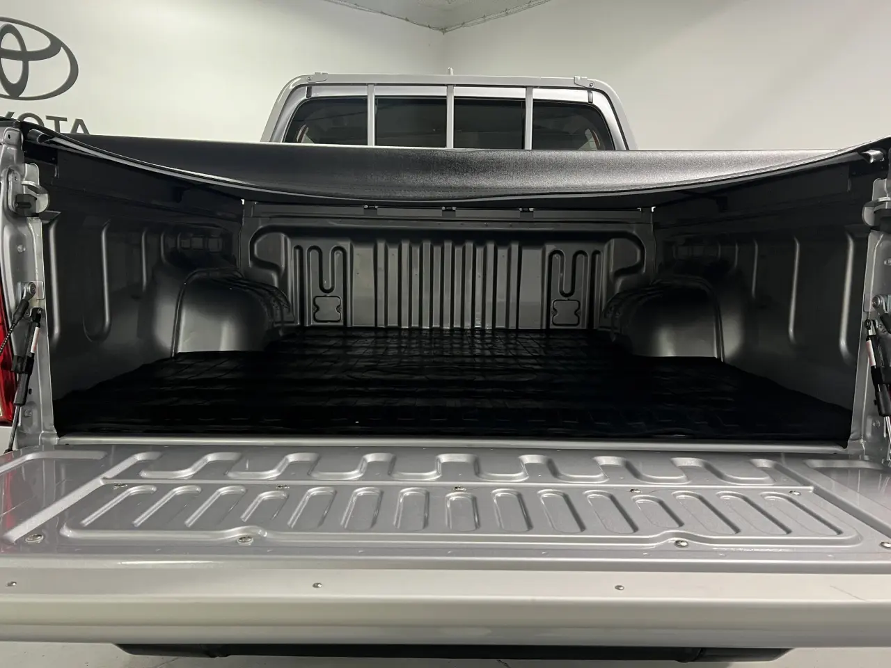 2024 TOYOTA HILUX Gallery Image 12