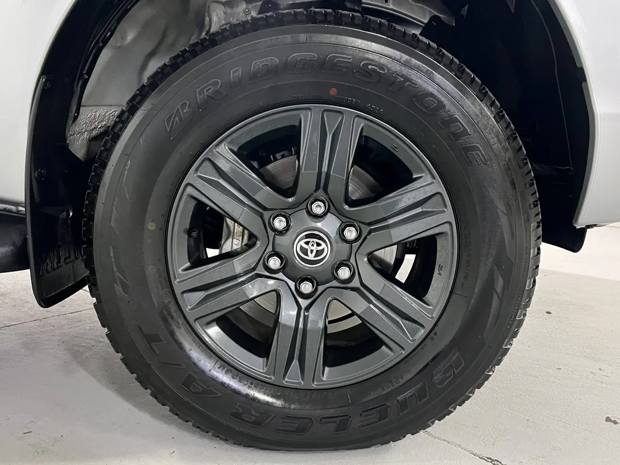 2024 TOYOTA HILUX Gallery Image 5