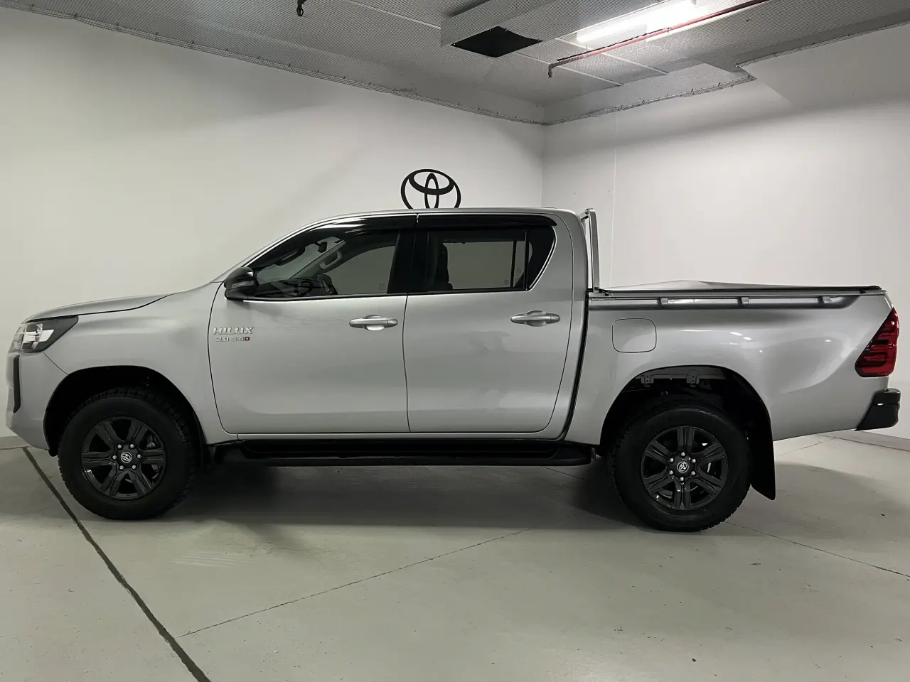 2024 TOYOTA HILUX Gallery Image 9