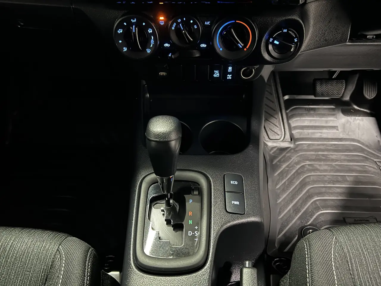 2024 TOYOTA HILUX Gallery Image 19