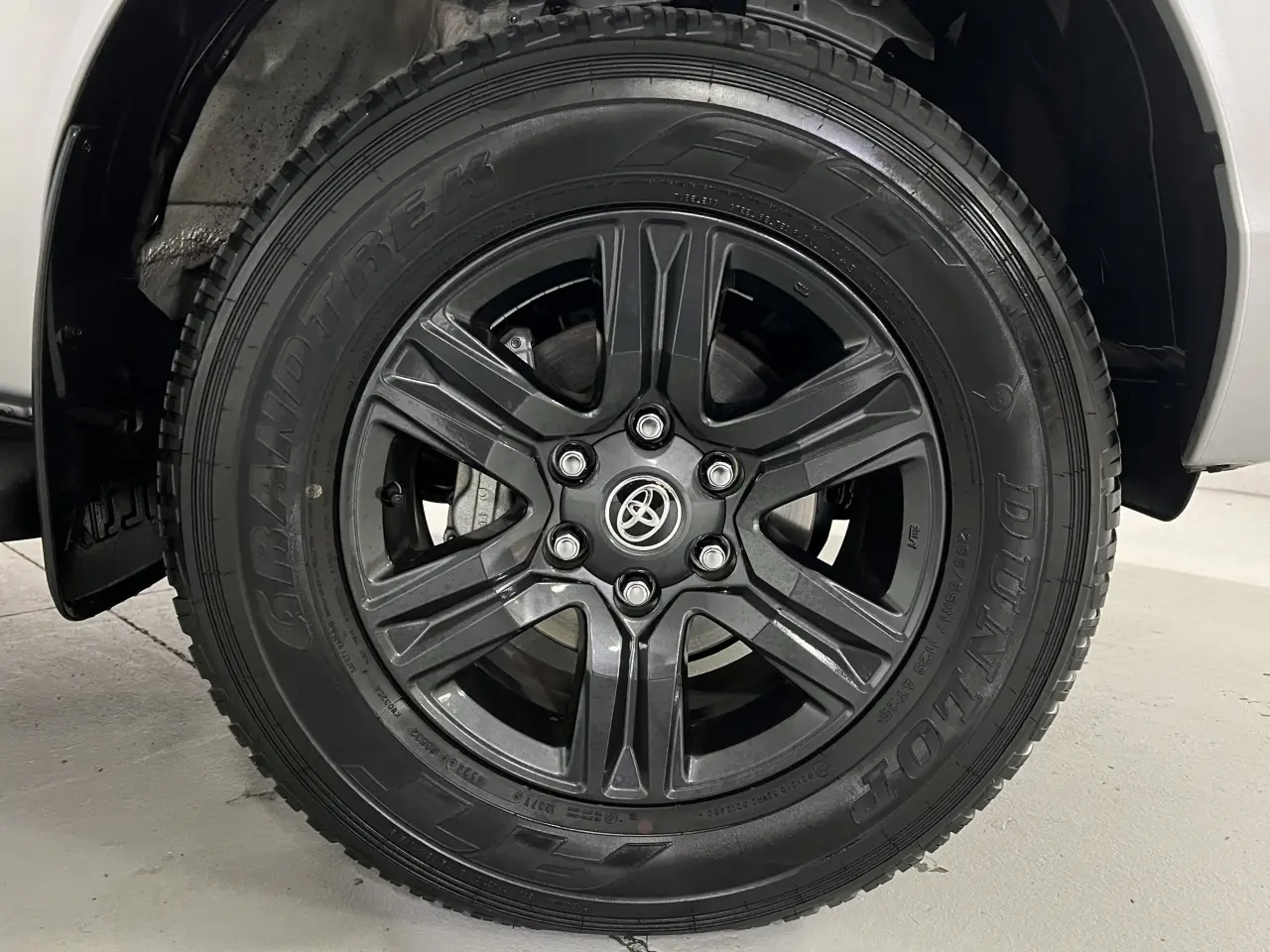 2024 TOYOTA HILUX Gallery Image 5