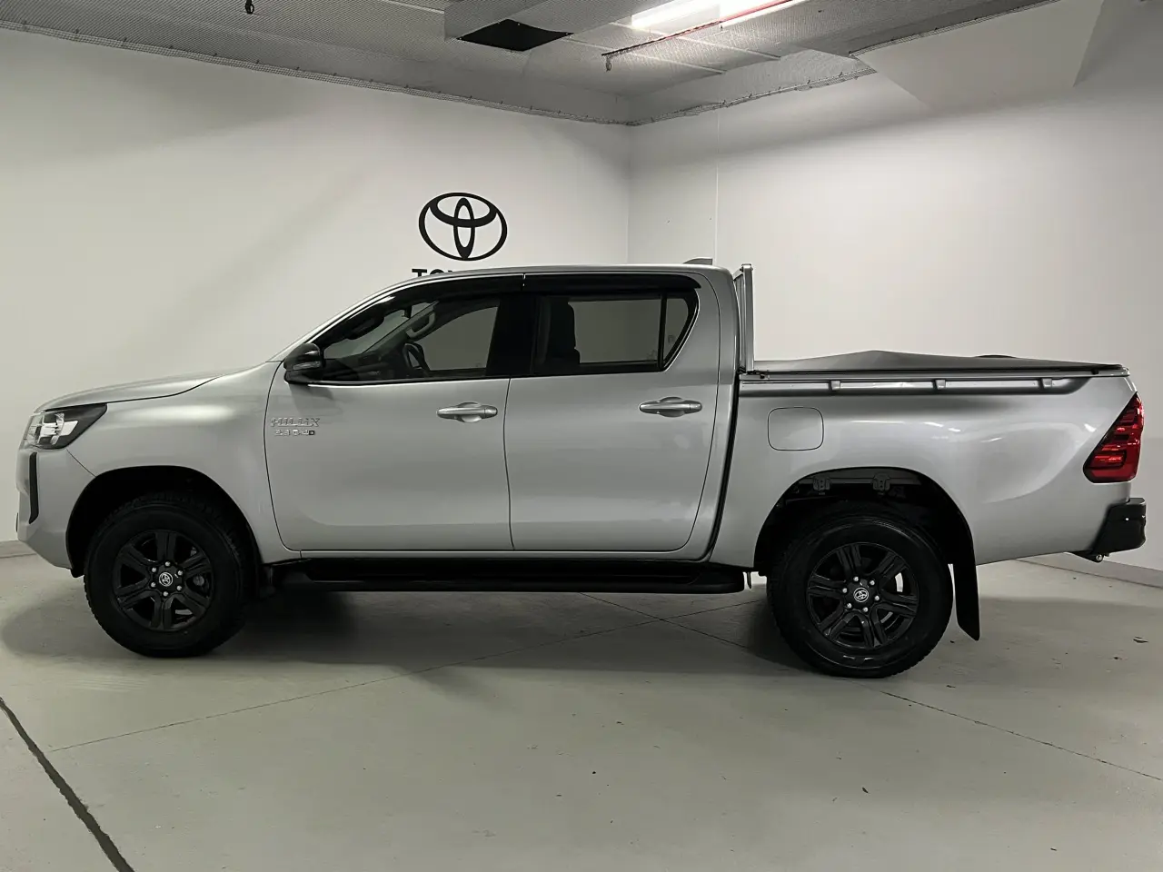 2024 TOYOTA HILUX Gallery Image 9