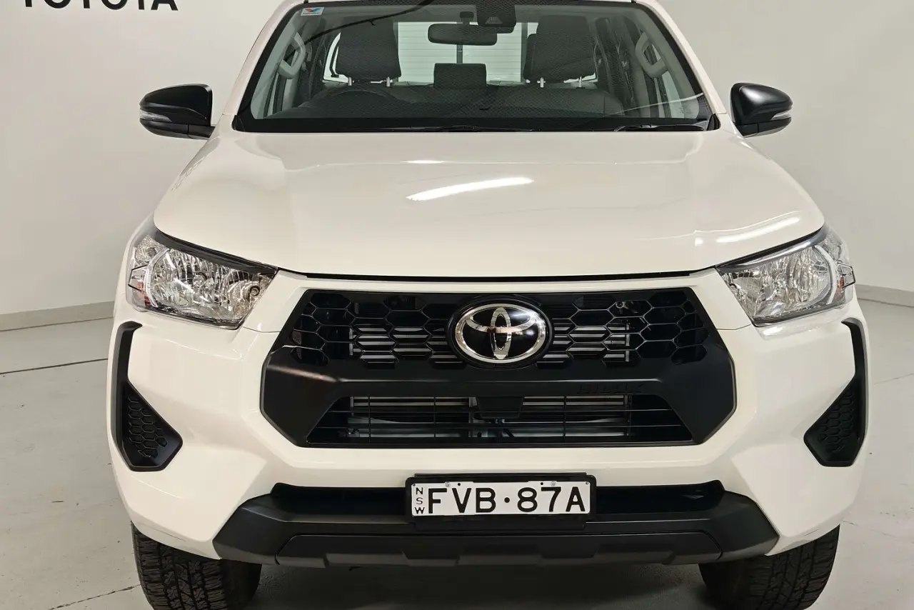 2025 Toyota Hilux Gallery Image 3
