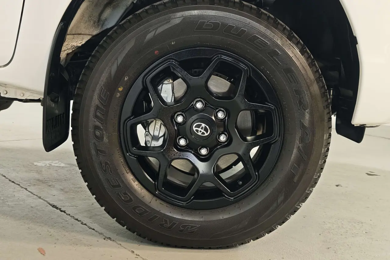 2025 Toyota Hilux Gallery Image 5