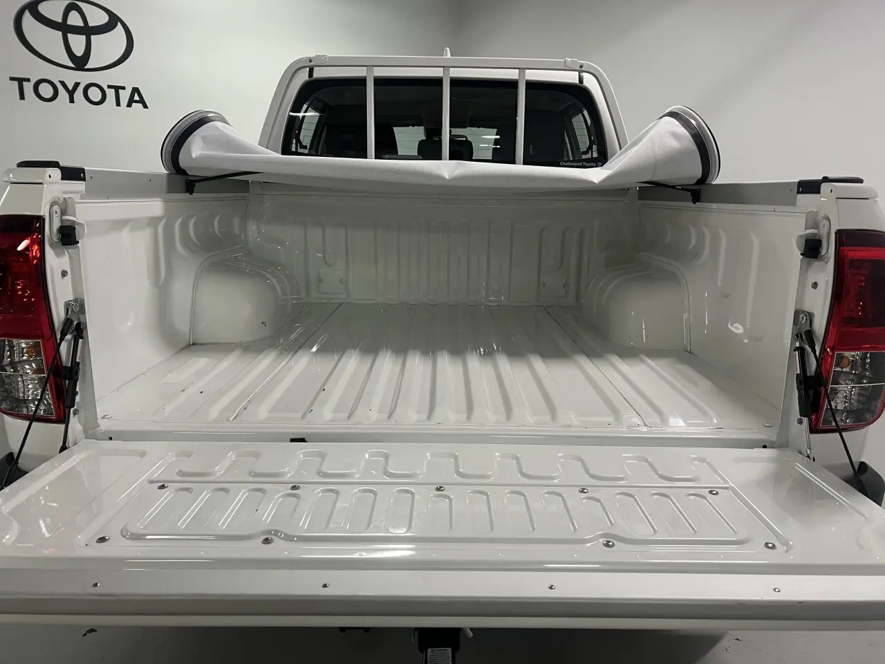 2025 TOYOTA HILUX Gallery Image 13