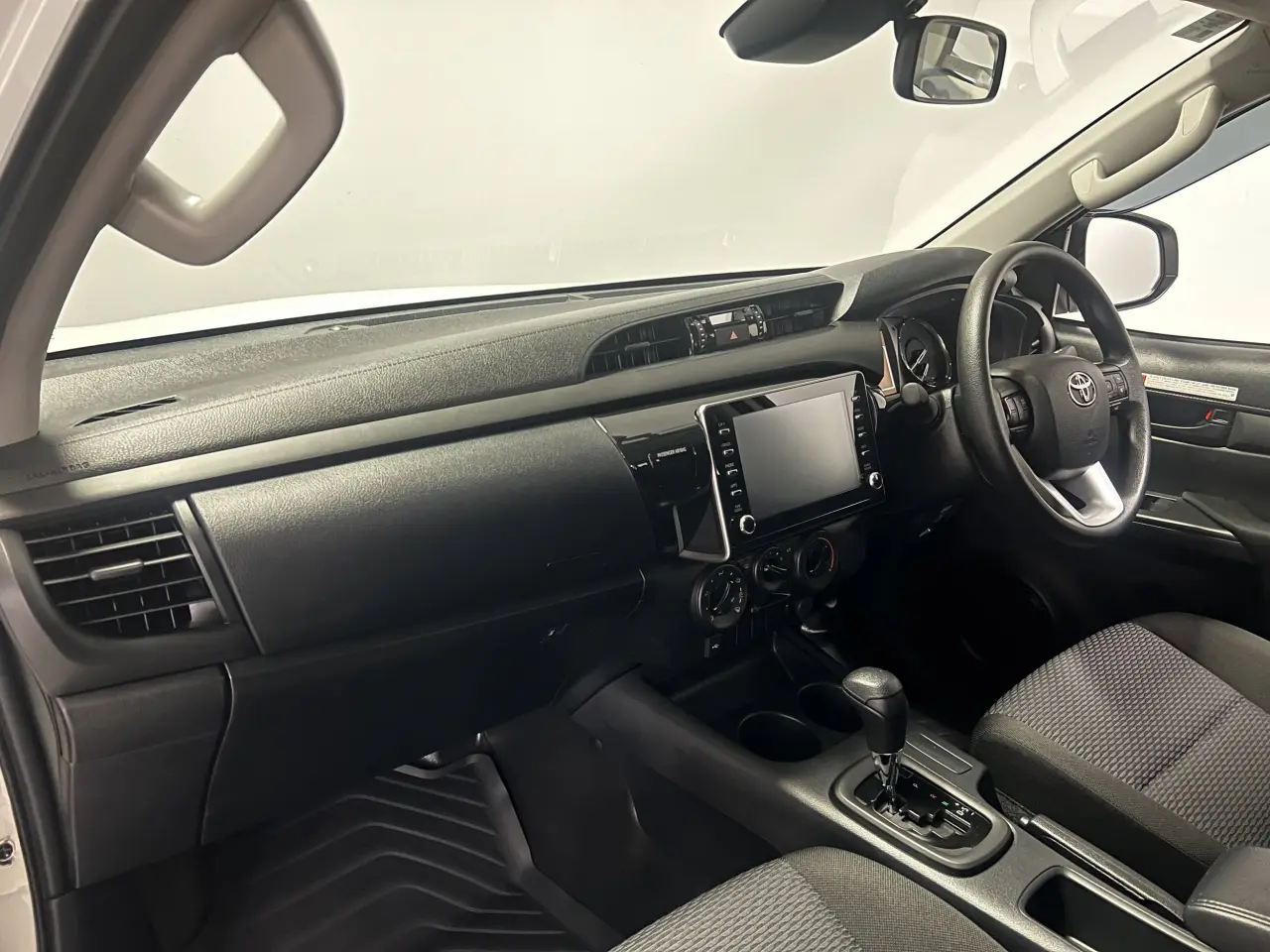 2025 TOYOTA HILUX Gallery Image 15