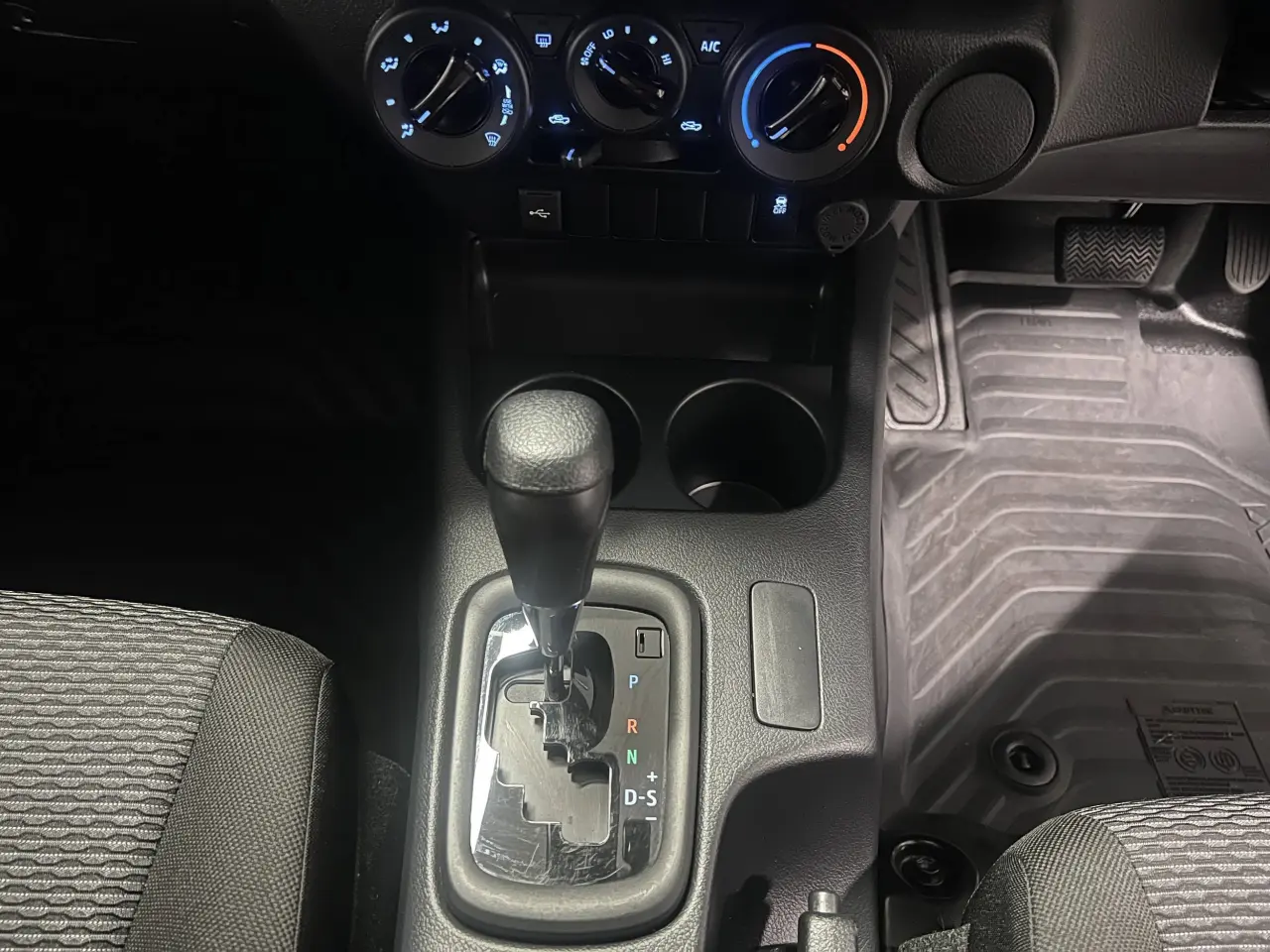 2025 TOYOTA HILUX Gallery Image 20