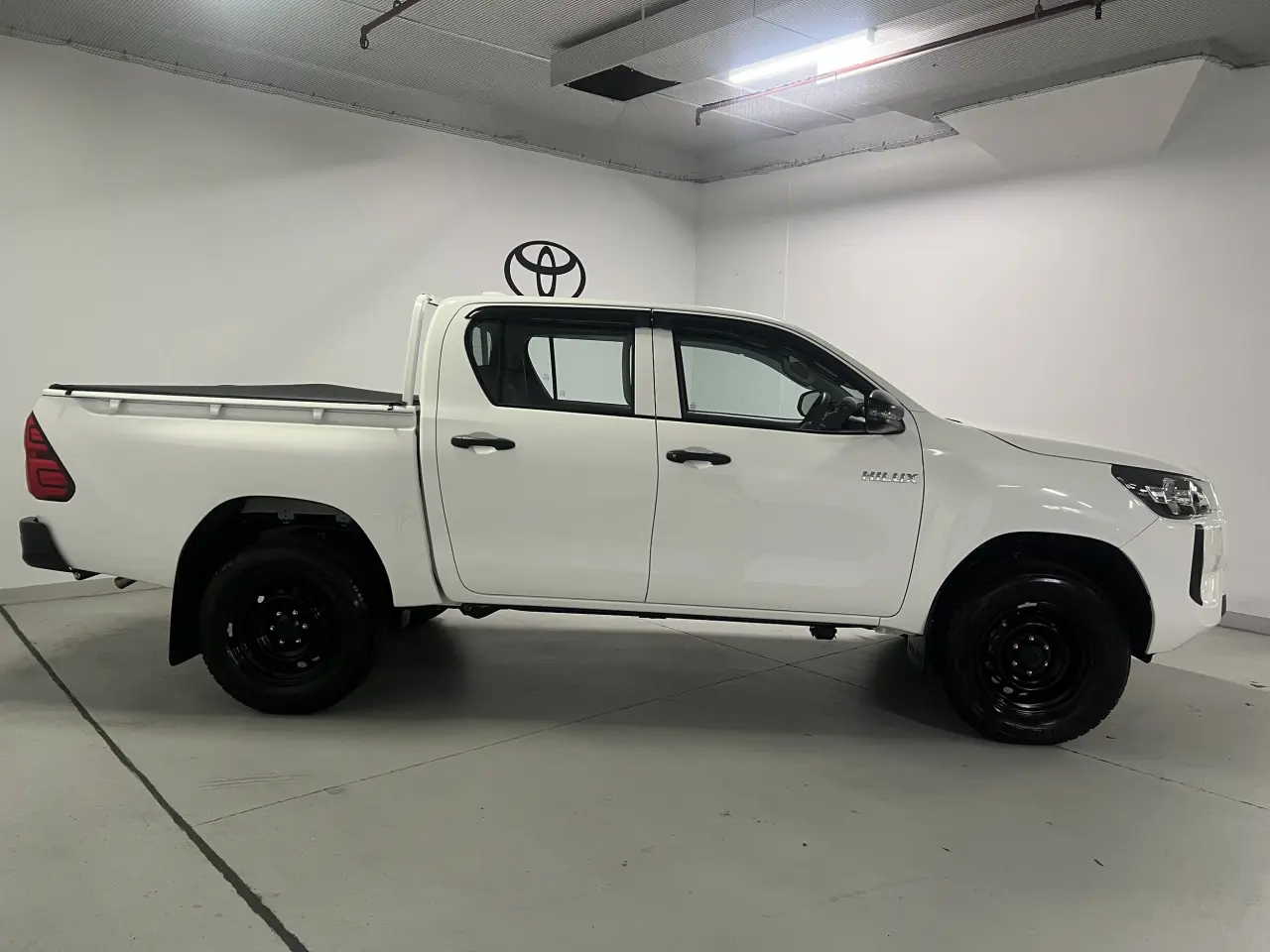 2025 TOYOTA HILUX Gallery Image 4