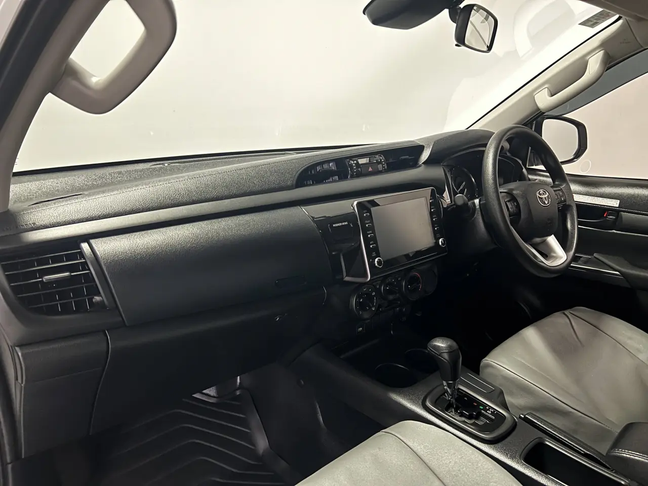 2025 TOYOTA HILUX Gallery Image 15