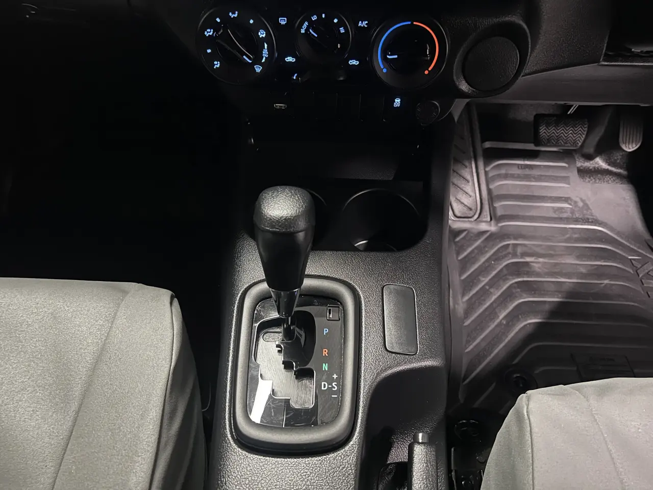 2025 TOYOTA HILUX Gallery Image 20